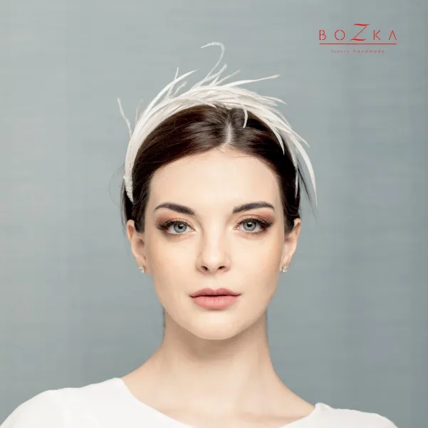 Opaska ślubna z piórkami typu Czarny Łabędź.