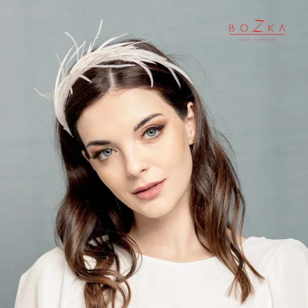 Opaska ślubna z piórkami typu Czarny Łabędź.