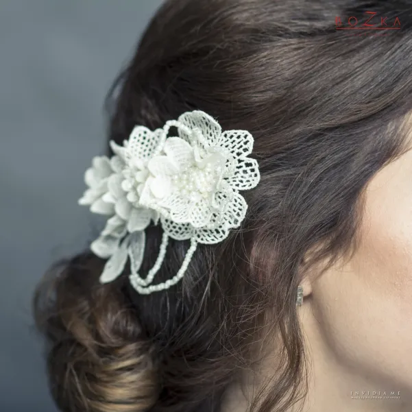 Koronkowa ozdoba do włosów na grzbyku do ślubu.