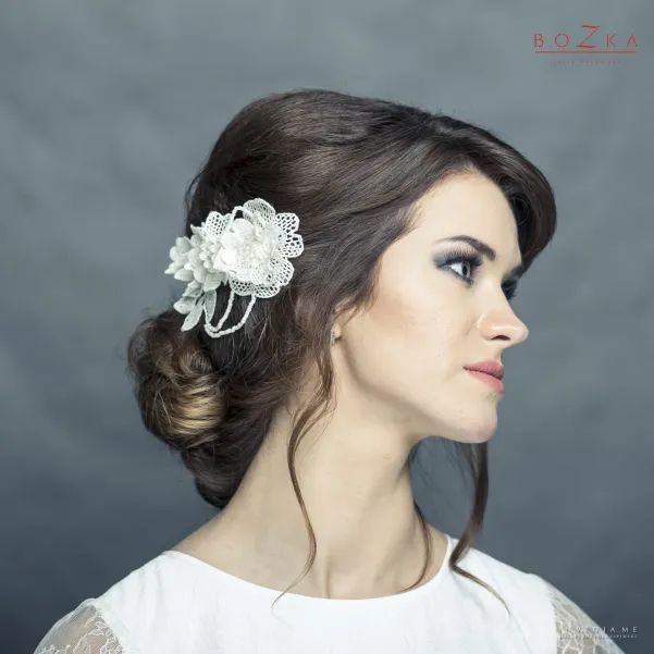 Koronkowa ozdoba do włosów na grzbyku do ślubu.