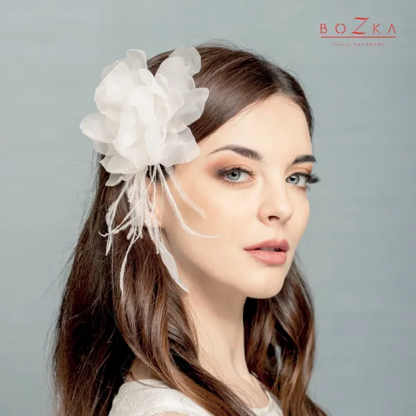 Ozdoba ślubna do włosów- kwiat z piórkami.