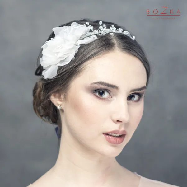 Jedwabny kwiat na opasce z kryształkami Swarovski.