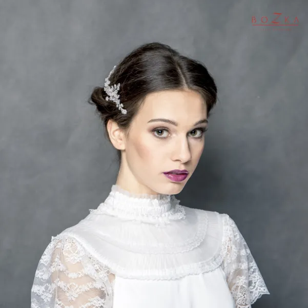 Srebrny grzebyk ślubny z kwiatkami i listkami.