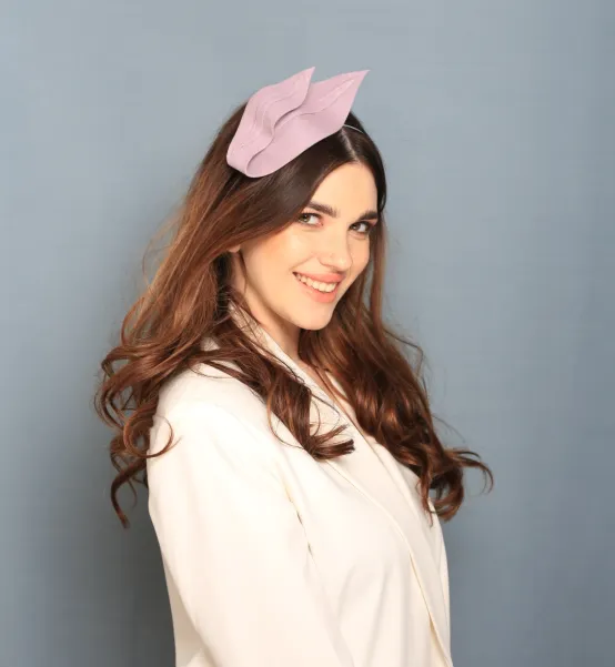 Nowoczesny stroik do włosów na wesele lila róż.