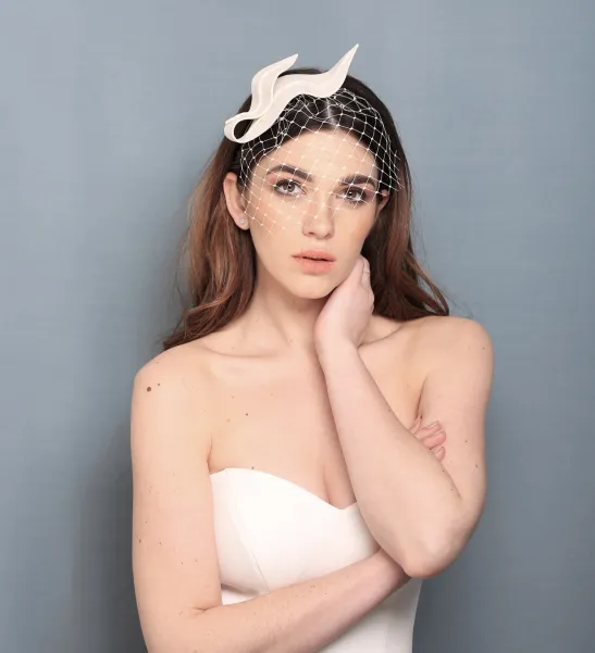 Nowoczesny falujący dodatek do włosów na ślub z woalką.