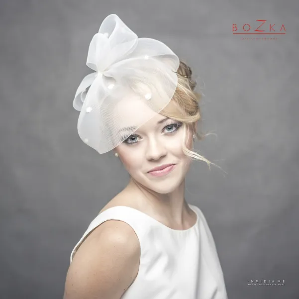 Ślubna ozdoba na głowę wykonana z krynoliny z puszkiem.