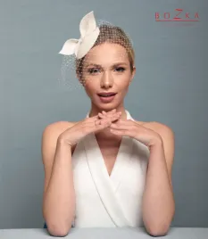 Prosta ozdoba ślubna do włosów z woalką.