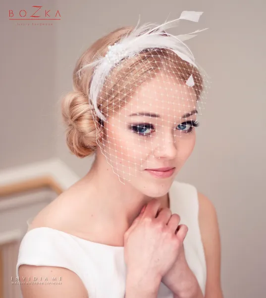 Ślubna woalką z piórkami i kryształkami