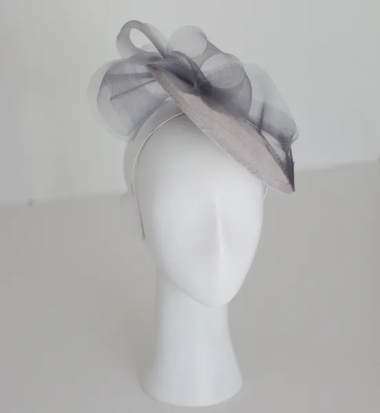 Szary kapelusz kokatailowy